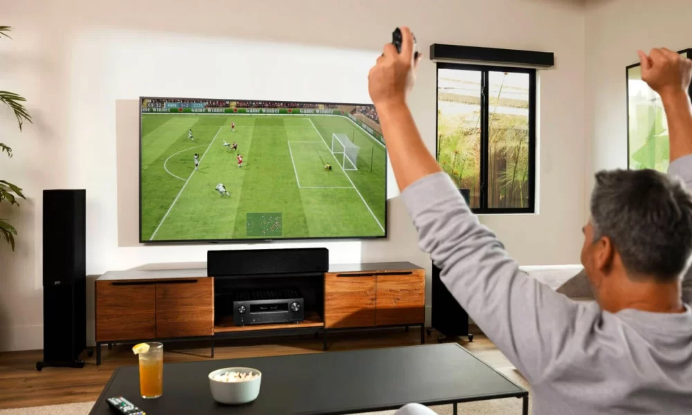 Utilisateur regardant un match de football avec l'amplificateur AVR-X2800H